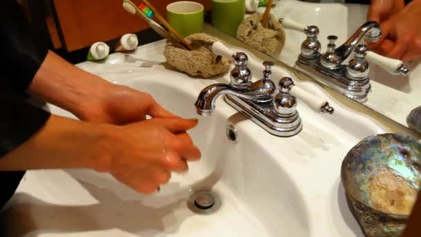 Ο άντρας πλένει τα χέρια του στο μπάνιο..  - Πλάνα, βίντεο