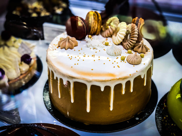 deliciosa mistura de mini bolos, macaroons e eclairs
  - Foto, Imagem