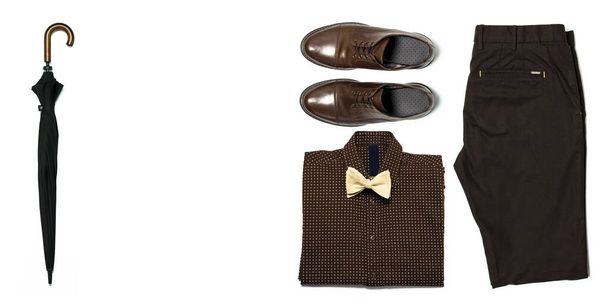 Плоская комплектация Мужская классическая одежда, пиджак брюки рубашка галстук-бабочка кожаные туфли изолированные предметы на белом фоне вид сверху. Мужская мода, офисная одежда, деловой стиль, концепция продаж
 - Фото, изображение