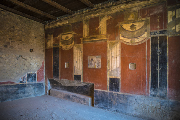 Pompeii, Italië - 8 augustus 2015: Ruïnes van de antieke Romeinse tempel in Pompeii bij vulkaan Vesuvius, Napels, Italië - Foto, afbeelding