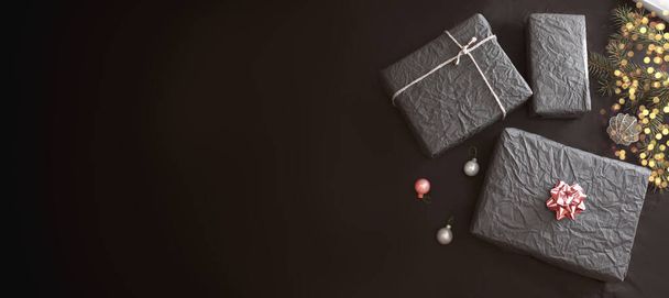 Zwart verpakt kerstcadeau doos o tafel - Foto, afbeelding