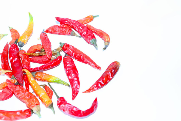 αποξηραμένες καυτερές πιπεριές τσίλι, κίτρινες και πράσινες πιπεριές σε ελαφρύ φόντο - Φωτογραφία, εικόνα