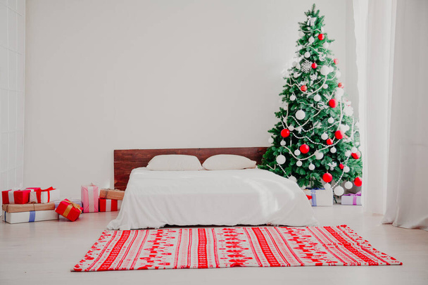 Interiér ložnice s postelí a vánoční stromeček nový rok dovolená dárky - Fotografie, Obrázek
