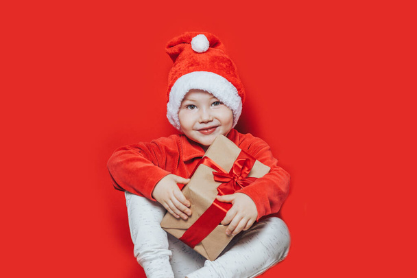 little boy holding christmas gift - Fotoğraf, Görsel
