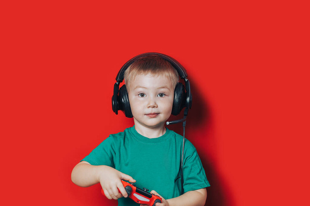 Small boy playing video game - Foto, Imagem
