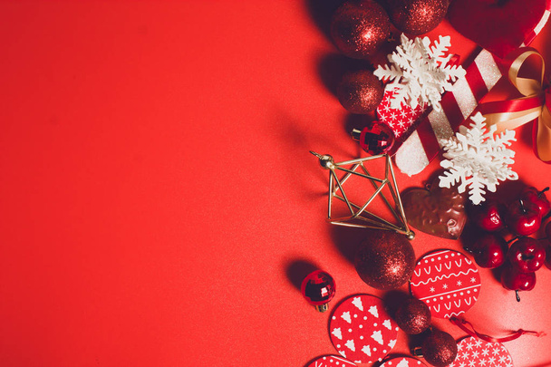 celebração feliz ano novo e feliz Natal temporada saudação feriado festival com adereço vermelho decoração presente no fundo do vintage
 - Foto, Imagem