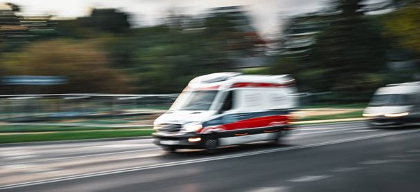 ambulanssi hätäpuhelussa
 - Valokuva, kuva