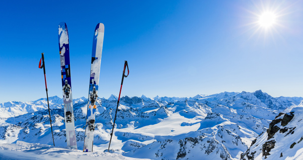 Domaine skiable avec vue imprenable sur les montagnes suisses célèbres à beautifu
 - Photo, image