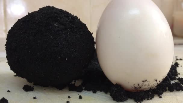 Παρασκευή αλατισμένων αυγών πάπιας με αλατισμένο κάρβουνο - Πλάνα, βίντεο