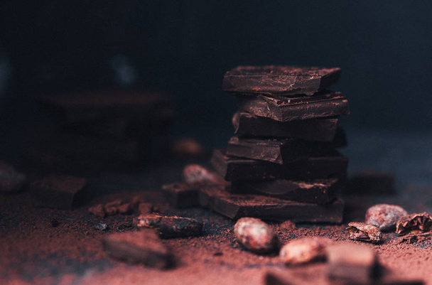 μαύρη σοκολάτα, επιλεκτική εστίαση - Φωτογραφία, εικόνα