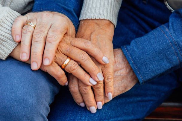 hands of an elderly couple close-up with a wedding ring on a finger. - Foto, Bild
