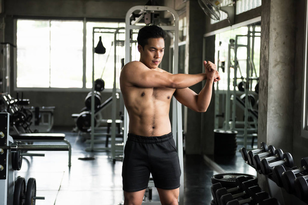 Sexy svalnatý muž stretch před cvičením - Fotografie, Obrázek