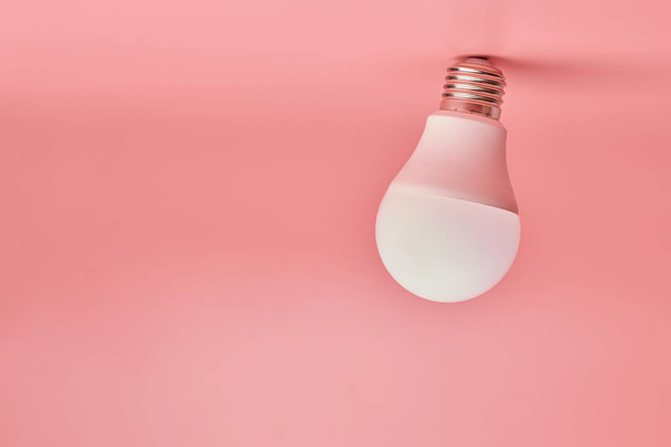Glühbirne, Kopierraum. Energiesparen minimale Idee Konzept.rosa Hintergrund. - Foto, Bild