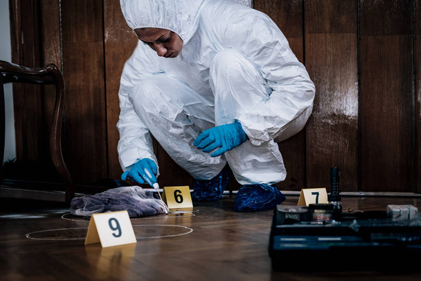 Investigador forense recolhe provas de sangue de uma cena de crime
 - Foto, Imagem