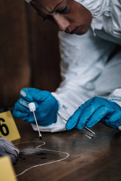 Εγκληματολογικός Ερευνητής συλλέγει στοιχεία αίματος από τόπο εγκλήματος. - Φωτογραφία, εικόνα