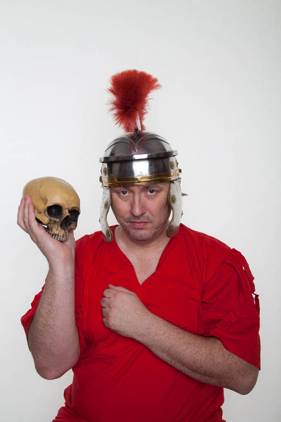 Rzymski żołnierz z ludzką czaszką - Zdjęcie, obraz