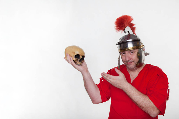 Um soldado romano com um crânio humano
 - Foto, Imagem