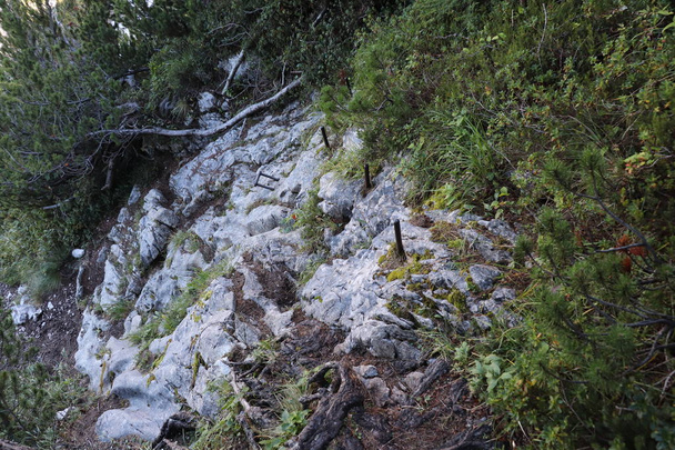 Железные стержни в скале к Спику
 - Фото, изображение