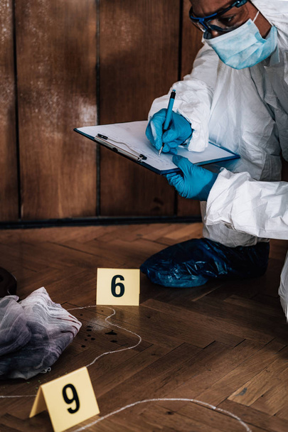 Investigador forense recogiendo pruebas de la escena del crimen
 - Foto, imagen