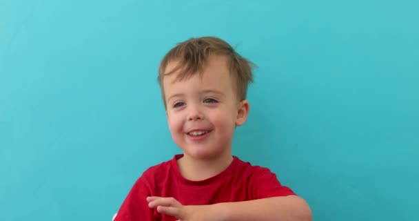 Adorable niño pequeño cuenta una historia en cámara
 - Metraje, vídeo