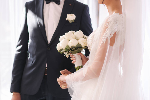 Seleção média de recém-casados colocando os anéis um para o outro
 - Foto, Imagem