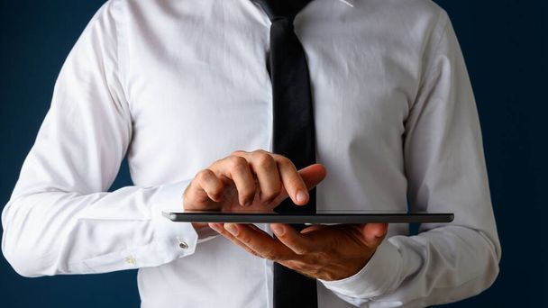Businessman using digital tablet - Foto, imagen