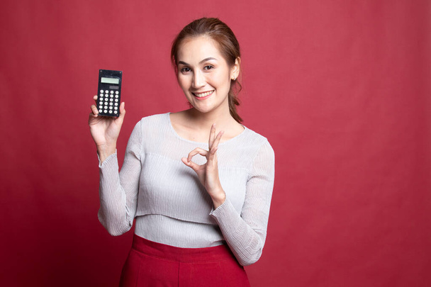 Asian woman show OK with calculator. - Foto, Imagem