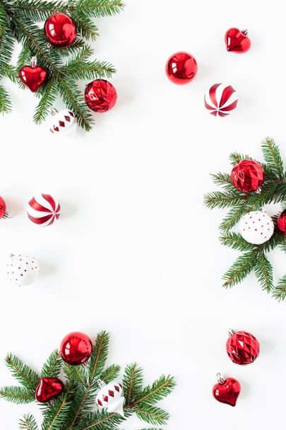 クリスマス/新年の作曲。モミの針の枝、クリスマスの泡/ボール、白い背景の装飾で作られた空白のコピースペースでフレームをモックアップします。フラットレイアウト、トップビューお祝いの休日のコンセプト. - 写真・画像