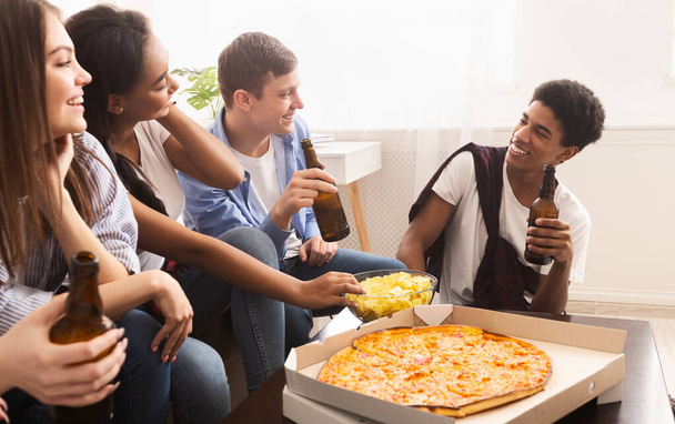 Ευτυχισμένοι φίλοι συναντιούνται, τρώνε πίτσα στο σπίτι - Φωτογραφία, εικόνα