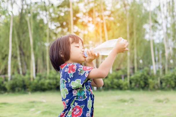 Kız holding cam su ile. Yaz, mutlu çocuk - Fotoğraf, Görsel