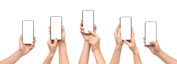 Ženy ruce pomocí smartphone s prázdnou obrazovkou přes bílé pozadí - Fotografie, Obrázek