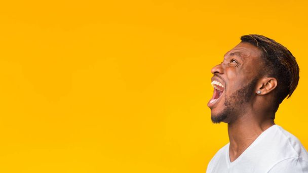 Black Guy Screaming Loudly Standing In Studio, Πανόραμα, Side View - Φωτογραφία, εικόνα