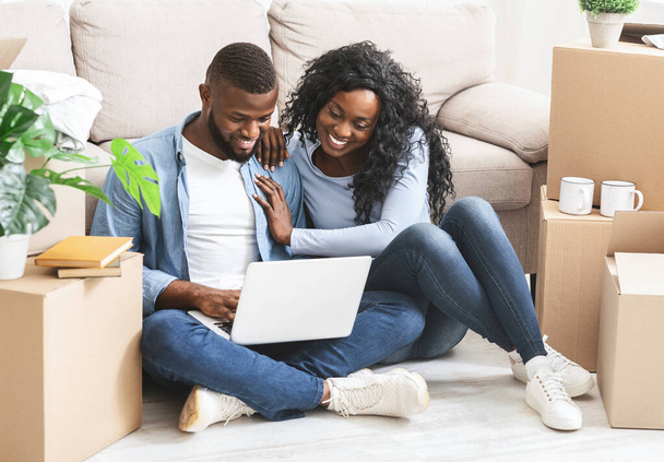Juste un couple marié faisant du shopping en ligne dans une nouvelle maison
 - Photo, image