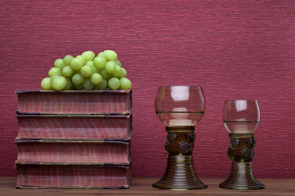 Rönesans, şarap kadehi, eski kitaplar ve üzümler. - Fotoğraf, Görsel