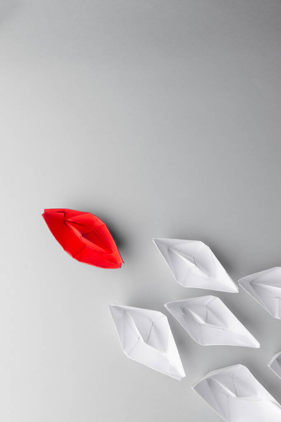 白中の赤い紙船を使用してリーダーシップの概念 - 写真・画像