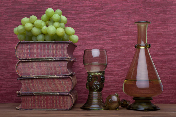 Ренесанс, роммерський келих, пляшка, старі книги та виноград
  - Фото, зображення