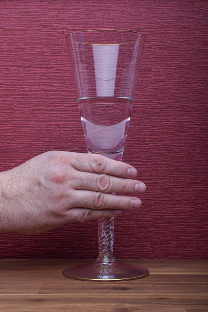 Το χέρι κρατά ποτήρι κρασιού - Φωτογραφία, εικόνα