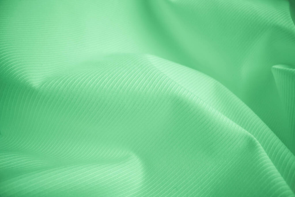 Textura de tela fluida brillante en macro shot. Material ondulado de tejido de seda limpio. Textil fondo abstracto
. - Foto, imagen