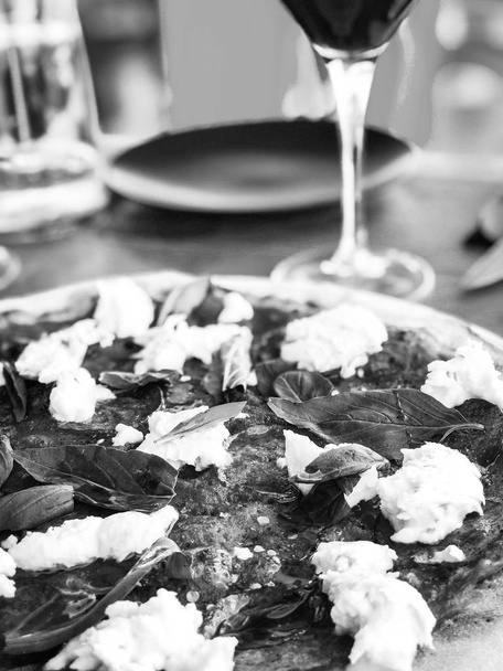 vynikající italský buvolí pizza s čerstvou bazalkou - Fotografie, Obrázek