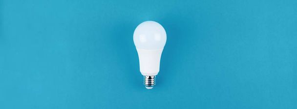 Economia de energia e lâmpada LED ecológica
 - Foto, Imagem