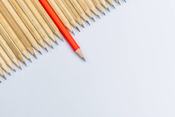 Különböző ceruza kiemelkedő a többiek bemutató fogalma egyedi üzleti gondolkodás különbözik a tömegtől, és külön egy vezetői készség. - Fotó, kép