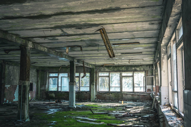 Şehir ruhu Pripyat. Chernobyl dışlama bölgesi. Çernobil nükleer santralinde meydana gelen kaza. Kazaların sonuçları. Sarı radyasyon işareti. Tehlikeli bir bölge. Radyasyon ile enfeksiyon. - Fotoğraf, Görsel