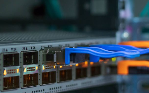 Verkkokytkin. Nykyaikainen verkkokytkimen nopeus 40 - 100 Gigabit Ethernet-porttia. lähikuva optisen moduulin datakeskuksessa Internet-palveluntarjoajan. Internet-verkkoviestintä
. - Valokuva, kuva