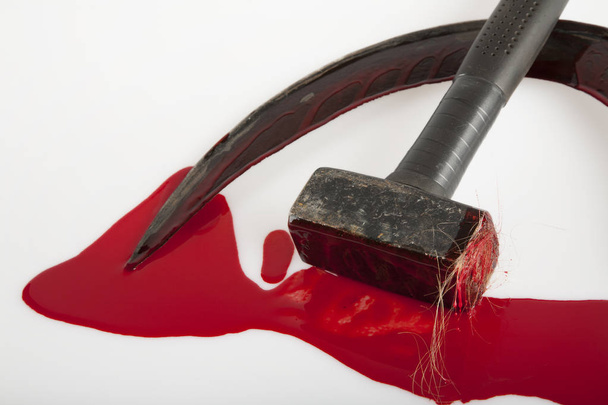 Hamer en sikkel besmeurd met bloed - Foto, afbeelding