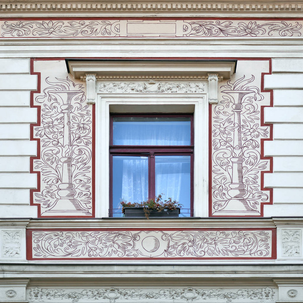 Okno starověké budovy. Stará Praha, 2019.  - Fotografie, Obrázek
