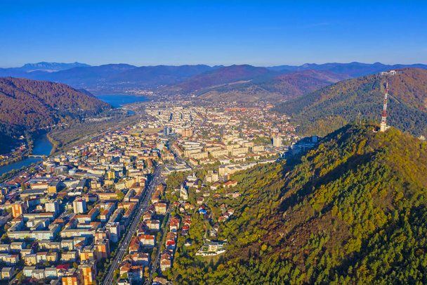 秋の山岳都市の空中風景 - 写真・画像