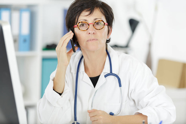 a doctor holding a smart phone - Valokuva, kuva