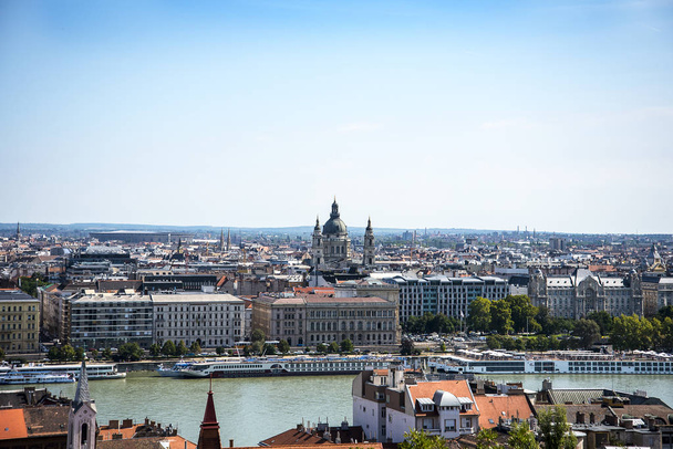  Ο ισχυρός ποταμός Δούναβης καθώς διασχίζει την πόλη της Βουδαπέστης στο δρόμο του από τη Βιέννη προς τη Μαύρη Θάλασσα. Ο Δούναβης είναι ο δεύτερος μεγαλύτερος ποταμός της Ευρώπης, μετά το Βόλγα. Ο Δούναβης διασχίζει 10 χώρες, περισσότερο από κάθε άλλο ποτάμι στον κόσμο.. - Φωτογραφία, εικόνα