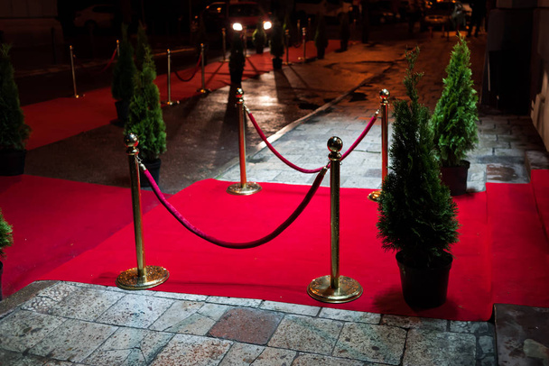 Vörös szőnyeg egy exkluzív rendezvényen. Díjátadó ünnepség vörös szőnyeg Ünnepi esemény vagy híresség belépési koncepció. - Fotó, kép