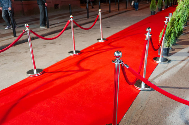 Vörös szőnyeg egy exkluzív rendezvényen. Díjátadó ünnepség vörös szőnyeg Ünnepi esemény vagy híresség belépési koncepció. - Fotó, kép